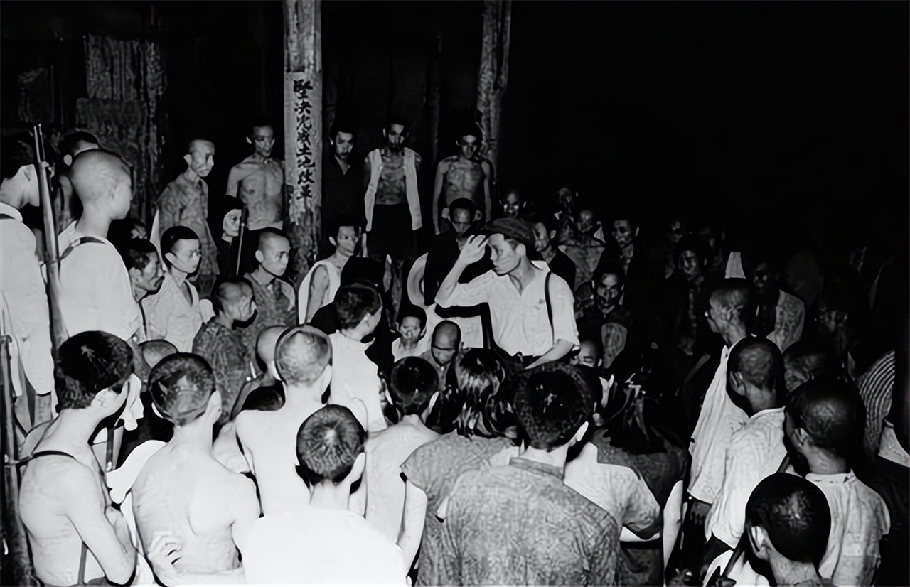 1949年，18军副参谋长率部运粮，突然遭到大批土匪伏击。副参谋长带领警卫班放好