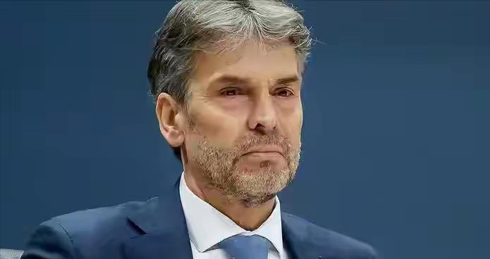 荷兰来电话了，因为欧洲急了。安世半导体的事情导致欧洲车企没了芯片！如今欧洲车企，