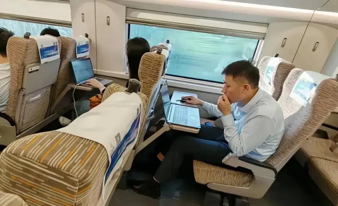 发现了一个现象，大家发现了吗？
每次坐高铁上总能在高铁上碰见拿笔记本电脑办公的人