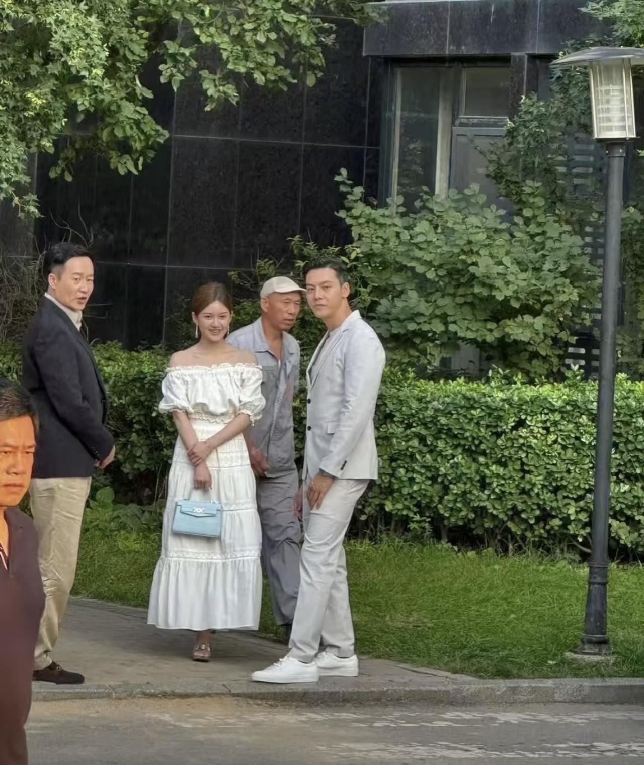 近日，有位网友在北京偶遇赵露思与陈伟霆，一出门就看到几人站在那里，真的是太羡慕了