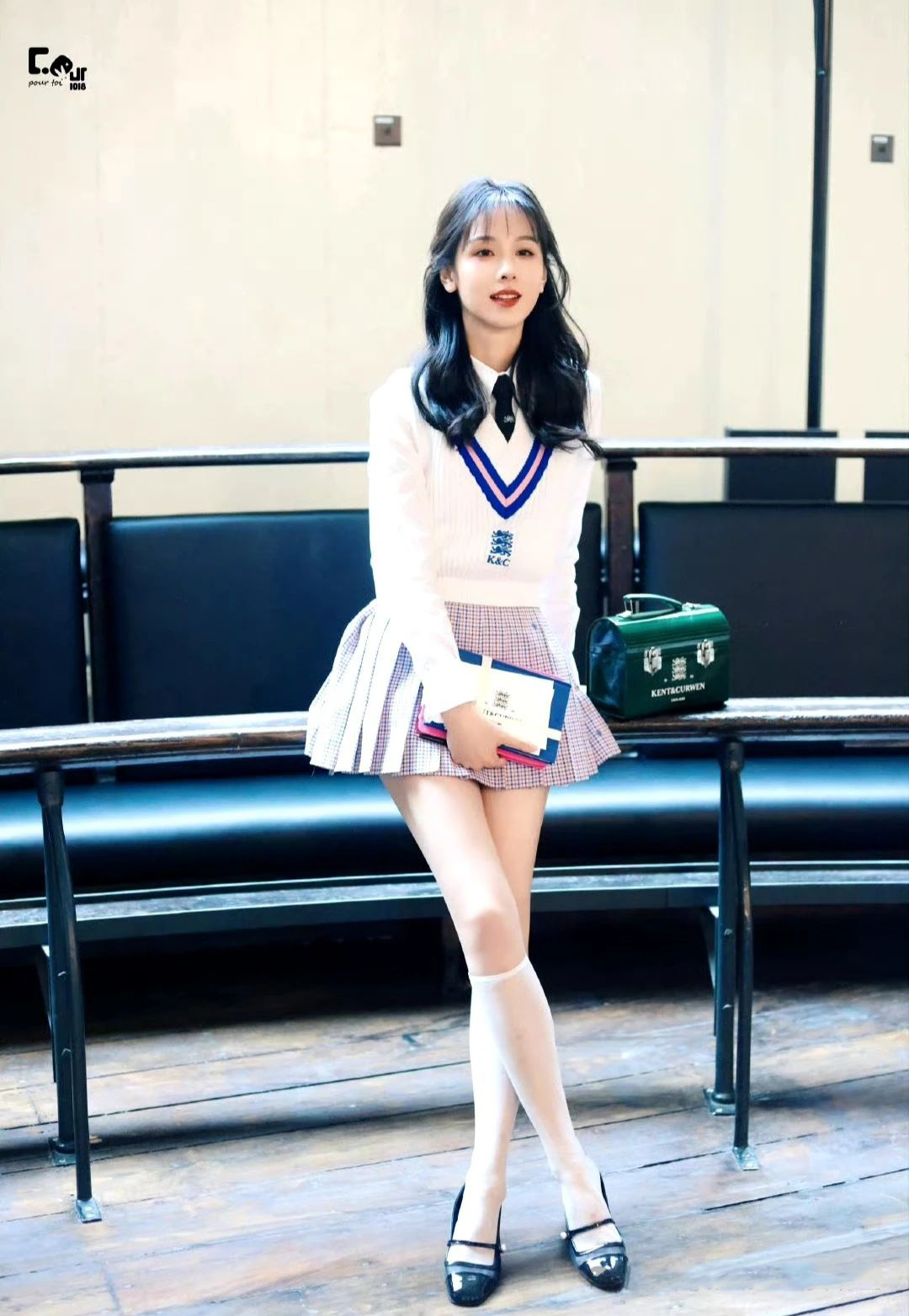 陈都灵学院风造型出圈：清甜少女感，演绎校园活力诗篇
