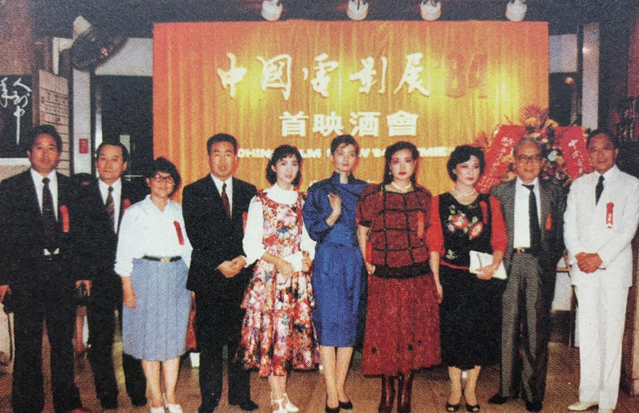 1985年中国电影明星代表团访问新加坡，团长孙道临（右一）。右三起王馥莉、刘晓庆