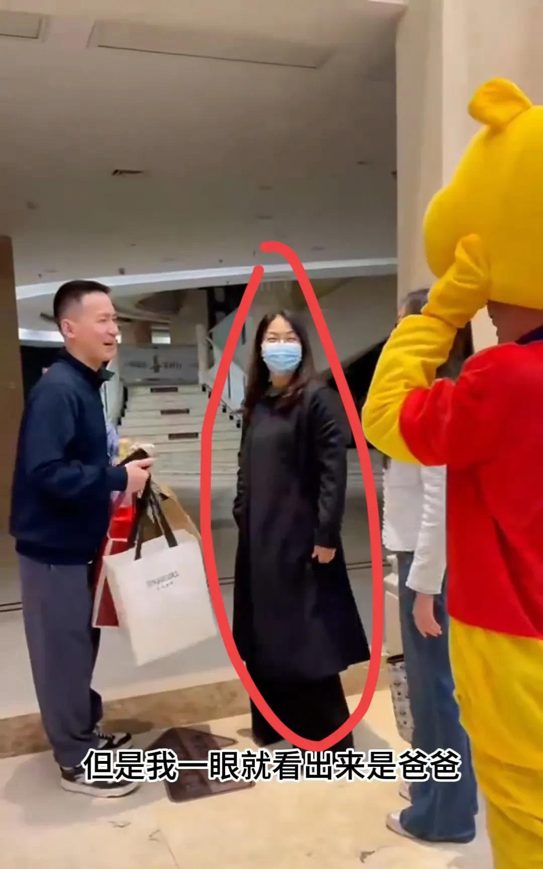 谢老头停更一天，原来是飞南京找儿子玩儿去了，不过我却被他身边的女人吸引了，这个女