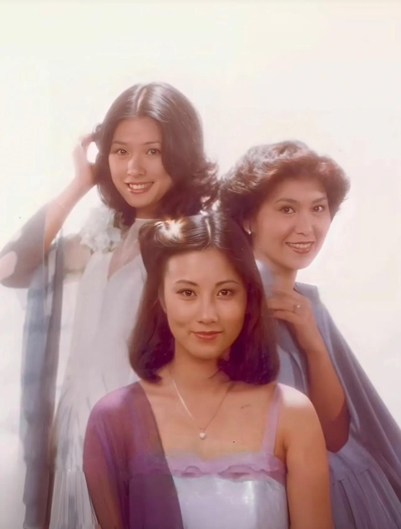 上世纪七十年代，香港三位女性艺人的一张合影，个个漂亮，气质佳，有都认识的吗？