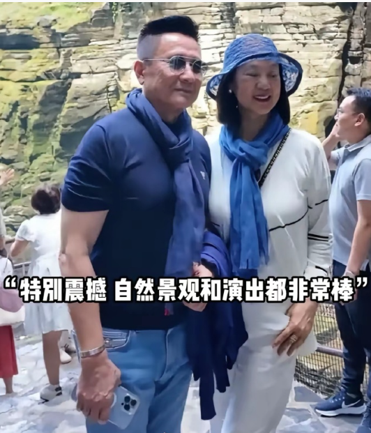 外面38度的天，为啥艺术家们还要带围巾？ ​​​
