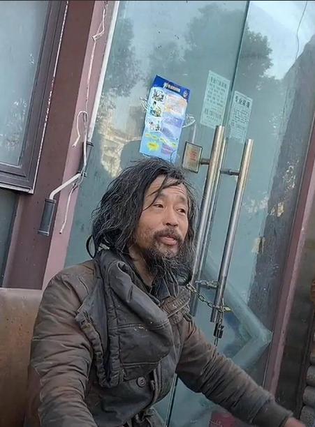 沈巍这种能力的人会隐忍数十年流露街头，只能有一个解释，这种人绝非常人，历史上这种