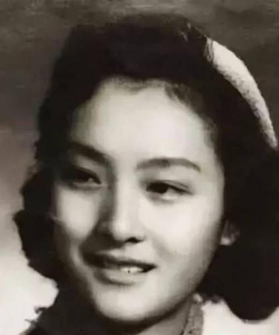 1925年，连生4女的董竹君，为了让丈夫有个儿子，冒险怀第5胎。谁知，丈夫见她爱