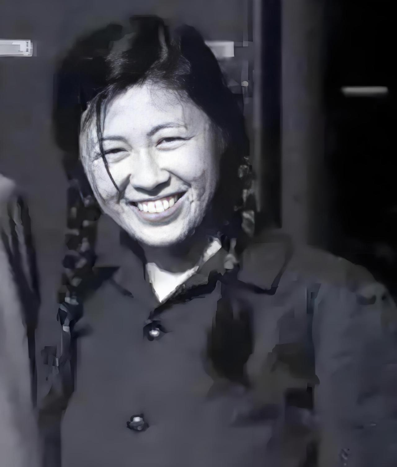 谢静宜曾是毛主席的机要秘书，后来当上了北京市委书记。毛主席曾劝她谨慎，说搞不好要