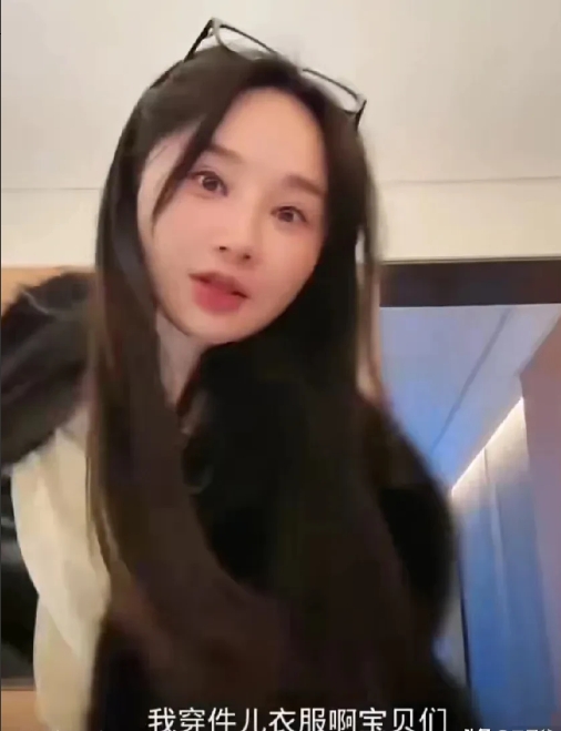 沈曼直播换衣服电视屏幕反光  粉丝提醒慌忙解释 

沈曼开直播换衣服，虽离开镜头