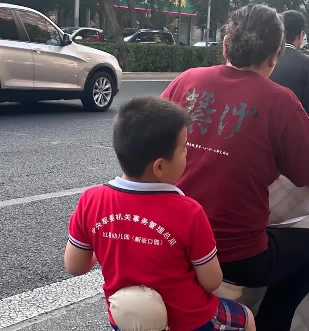 北京的牛娃[赞]看他背后
也许你会想，这么牛的娃
应该坐小轿车吧！
那您想