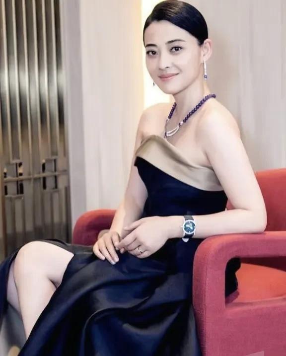 梅婷身穿抹胸黑裙走红毯。 在近日的红毯活动上，梅婷一袭抹胸黑裙惊艳亮相。裙子剪裁