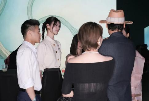 奚梦瑶何猷君慈善晚宴甜蜜同框，松弛状态尽显超模底气
X美术馆一年一度的Gala慈