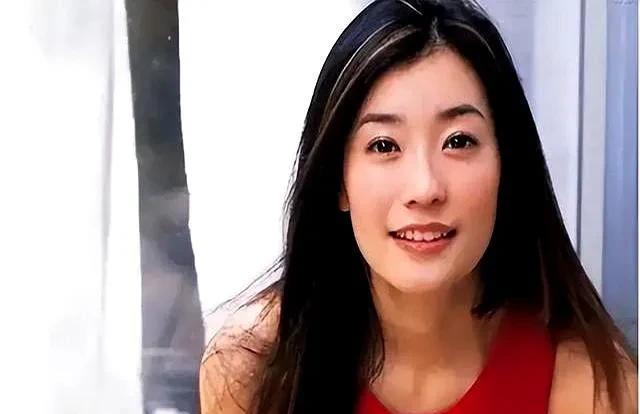 宁愿单身不嫁谢霆锋，转身嫁豪门喜获4娃，46岁活成人生赢家。今天看到个新闻，说有