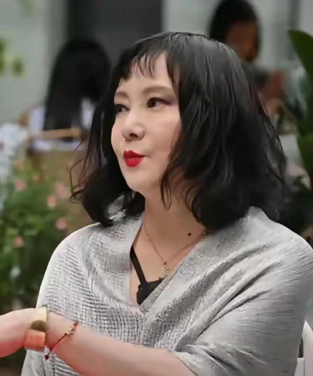 哇塞，《红楼梦》中那个漂亮俏皮，耀若春华的'晴雯'如今已变得珠圆玉润，面孔发腮快