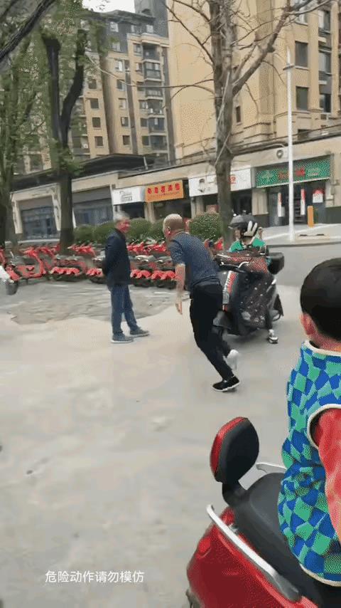 出门别惹老年人，万一有个心脑血管疾病的，那麻烦就大了去。