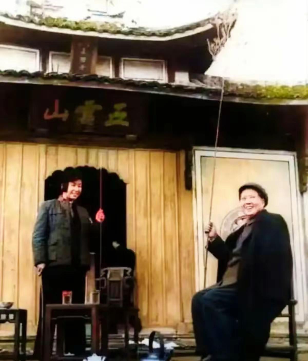 伟大领袖毛主席来到杭州考察，毛主席在随行人员陪同下参观游览杭州五云山。
毛主席和