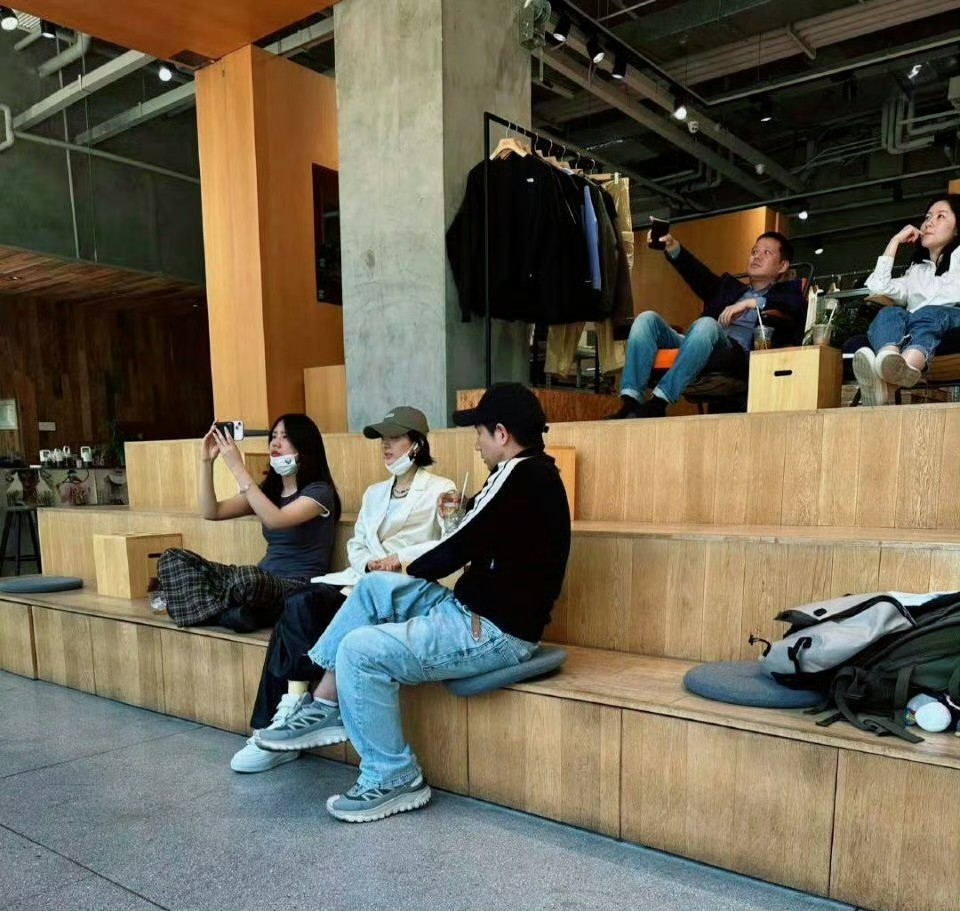 赵丽颖被拍到和一位缅甸导演同行，对方是农村出身的新锐电影人，两人看起来聊得挺投缘