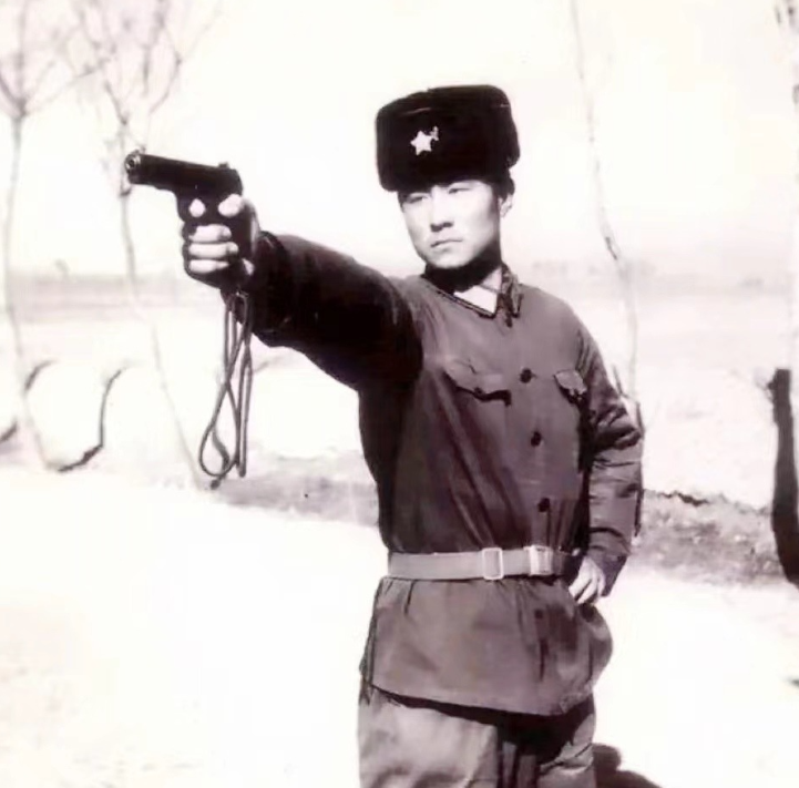 1979年2月，54军160师师长张志信正在带部队上越战前线的路上，突然接到妻子