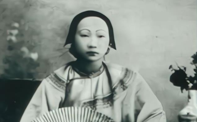 1961年，58岁的马步芳对18岁的五姨太说：“把你妈妈和两个妹妹叫来伺候我！”
