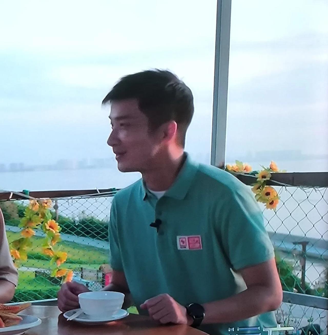 这个记者，怎么看都觉得是可着孙亚鹏选拔打造的。
今天看《远方的家》，发现一个新面