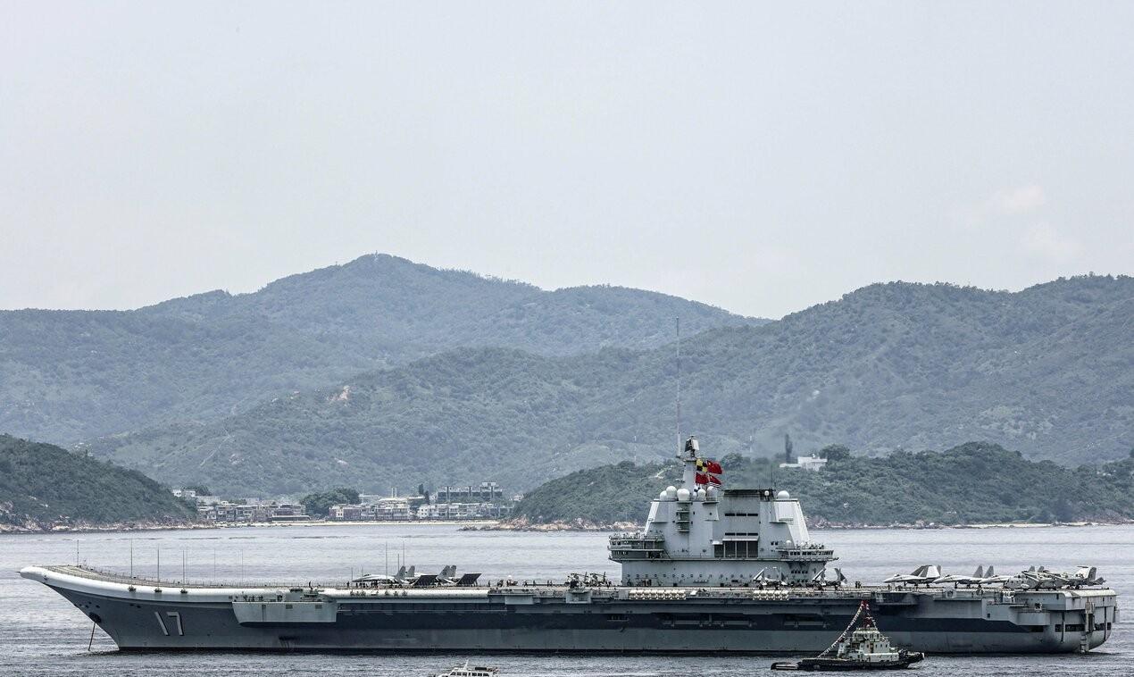 日本共同社拍摄的锚泊的山东舰（17），中规中矩，一直都是御用摄影师的范。