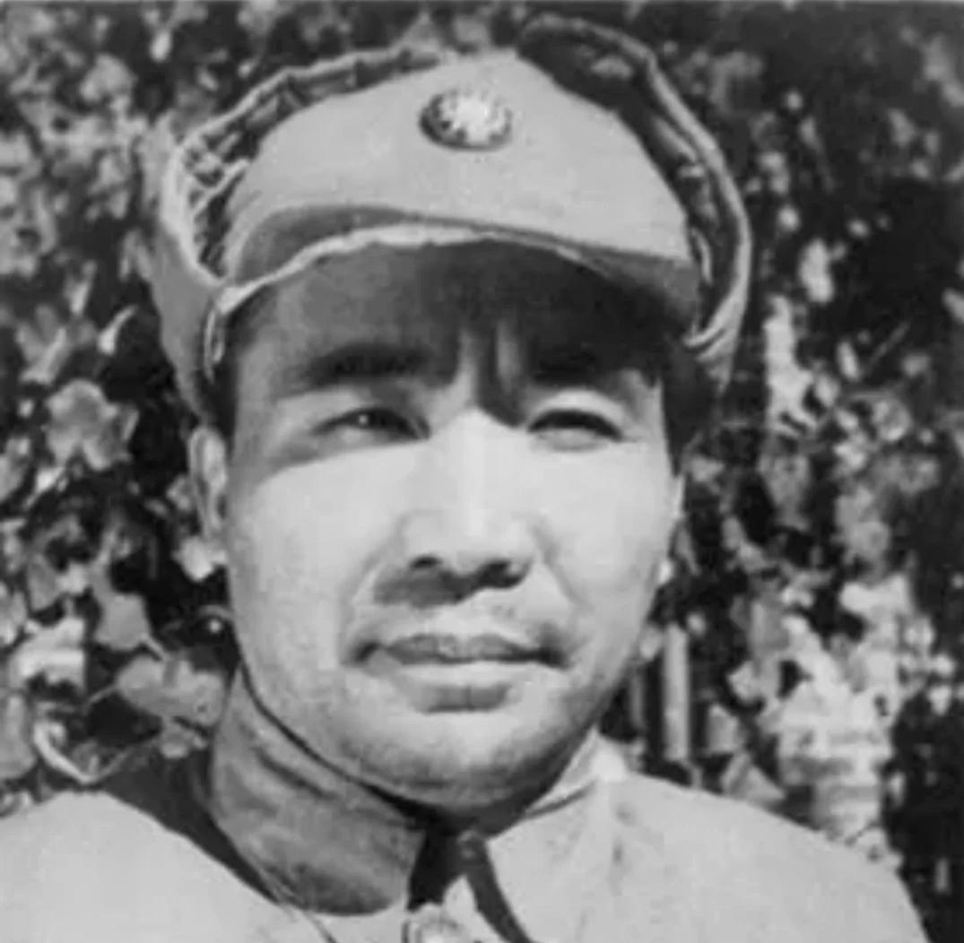 1935年，王耀武得知手下俘虏了一个红军师长，兴冲冲的跑过去准备审讯，可当他看到