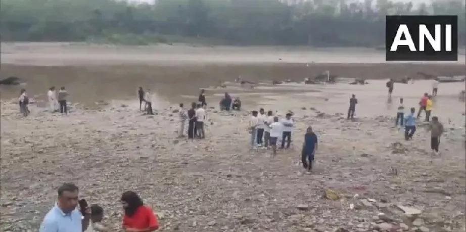 其实印度本来就没有办法控制所有的河流，而且也拦不住多久的水，只能蓄高了突然放水—