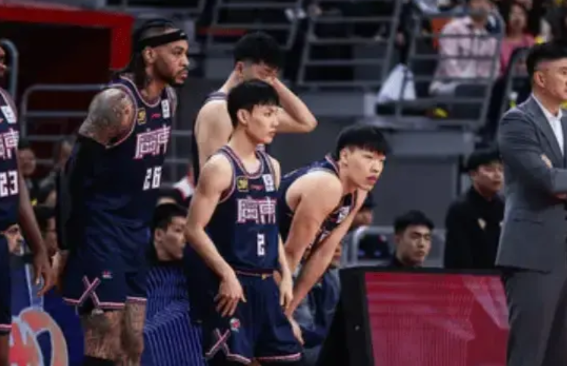 徐杰离开广东吧赵睿走了你也该走了，这是杜锋和胡明轩的球队容不下你了！

第二阶段