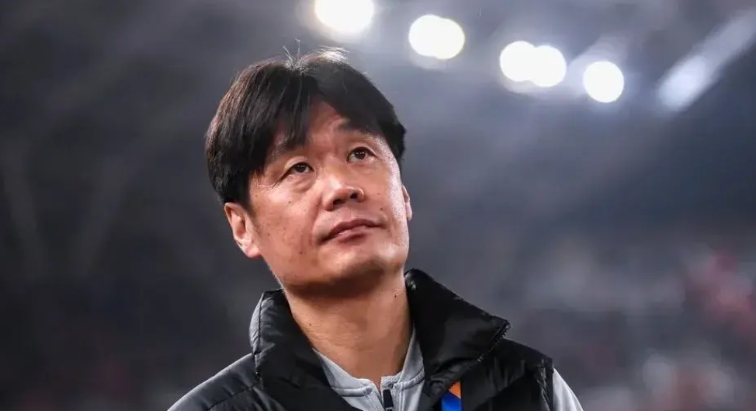 李霄鹏很有可能成为本赛季首位下课的主教练！
三轮比赛，李霄鹏率领的青岛海牛，除了