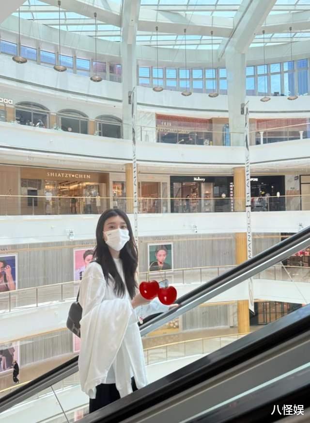 奚梦瑶独自逛高档商场，白T瑜伽裤衣服上没一个log，依旧难掩