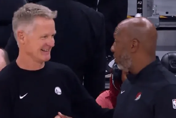 今日NBA季前赛，勇士主场129-123战胜开拓者。
赛后采访，勇士主帅科尔表示