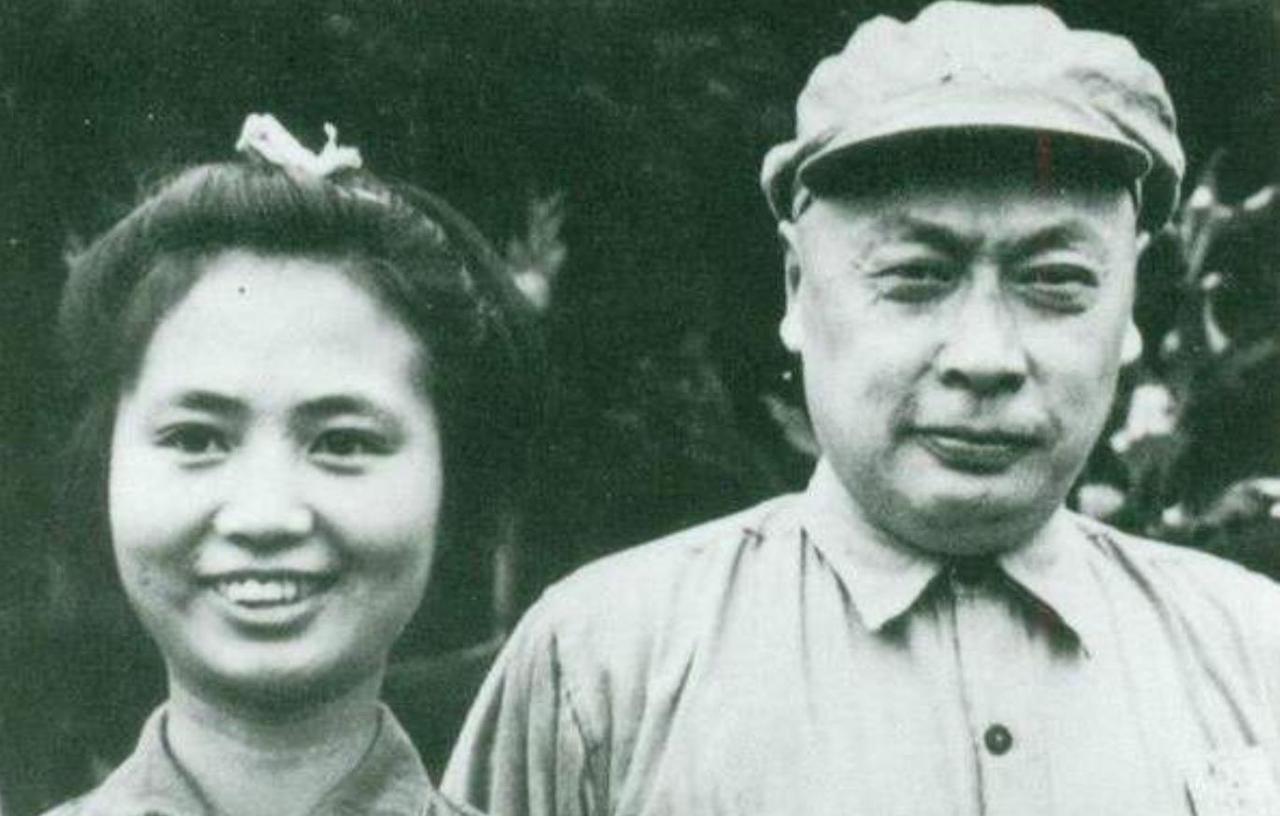 一次，老战友请吃饭，陈老总对一盘回锅肉很青睐。吃了一块后，本想着夹第二块，陈夫人