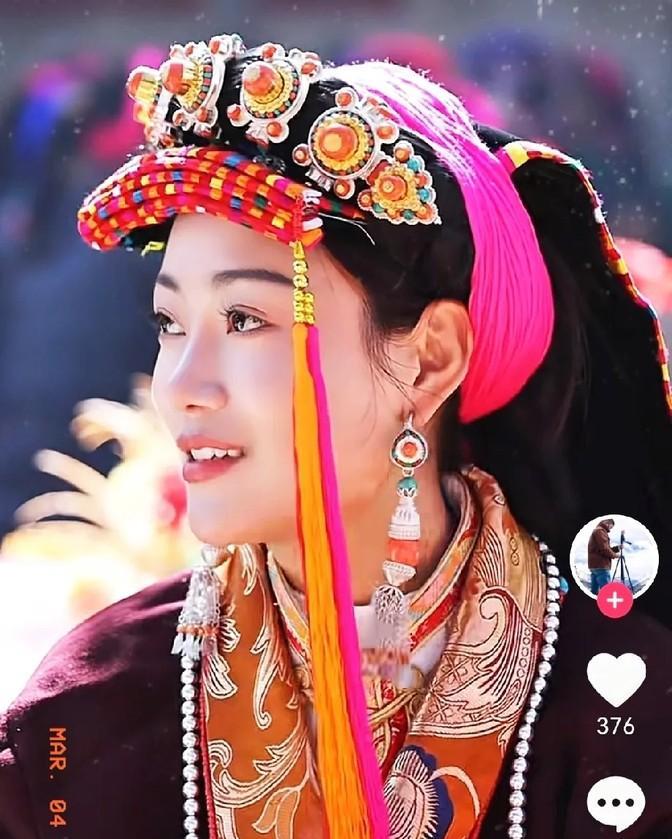 那年的丹巴县冷得刺骨，红四方面军的战士们在山坳里跺着脚取暖。
金川省委书记老邵望
