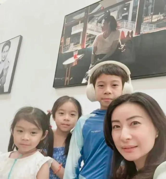 霍家的遗传基因真是强大，郭晶晶的三个孩子各自继承了家族长辈的特征：老大酷似爷爷，