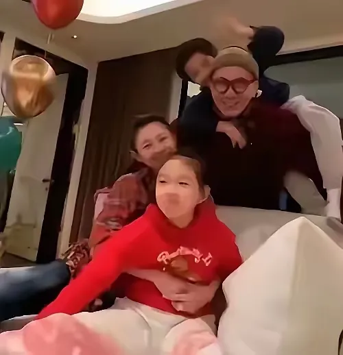 大曲线过年给兰姐和小菲发这个照片，
是出于一种怎样的心态？
大家有没有和我一样，