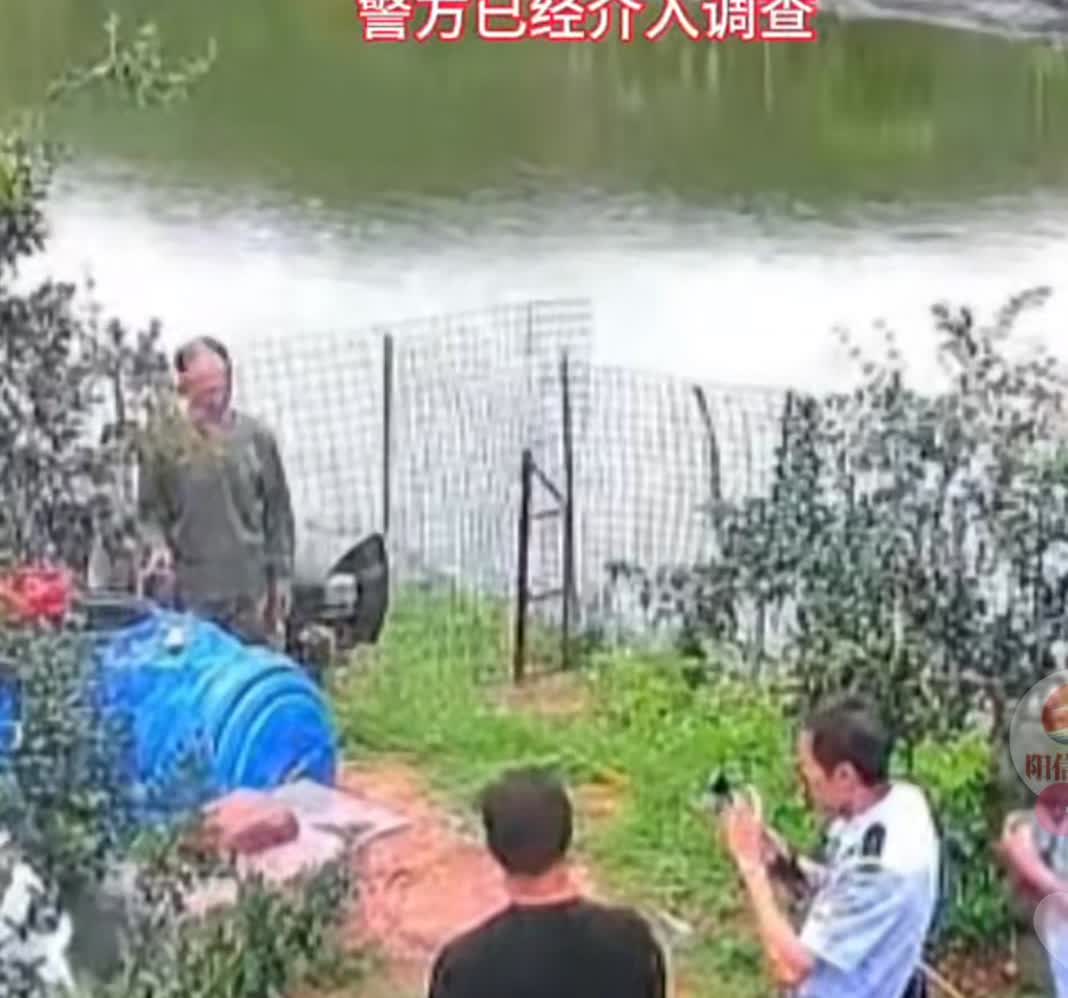 两家有土地纠纷
往水桶投毒

女子说发现家里的监控报警
查看后发现邻居
