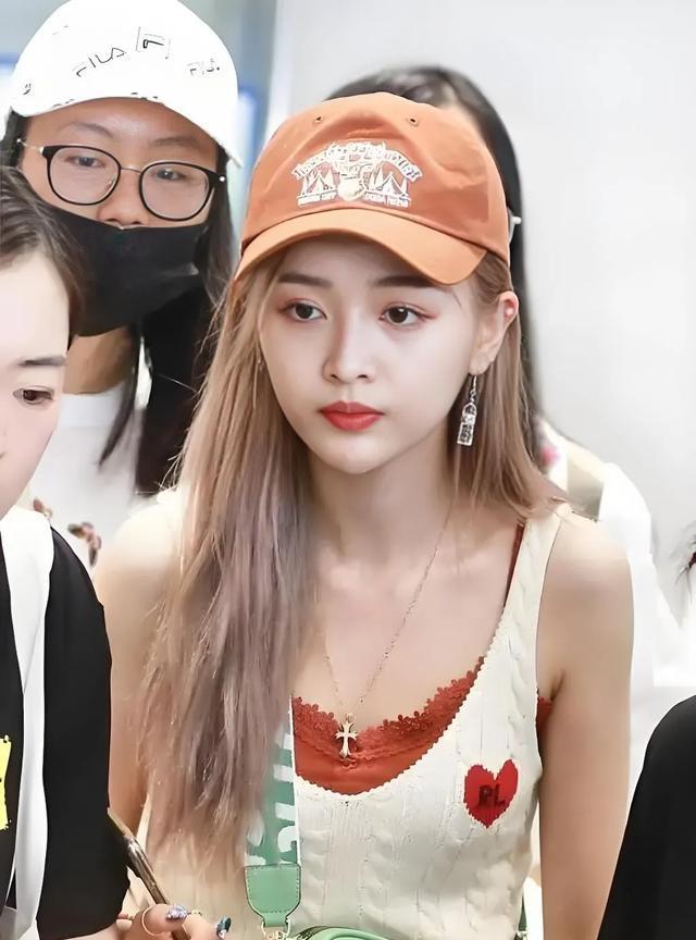 当弹幕疯狂刷屏“是不是有宝宝了”，她直接甩出经期裤反问：“我怀孕了还在这儿用这个