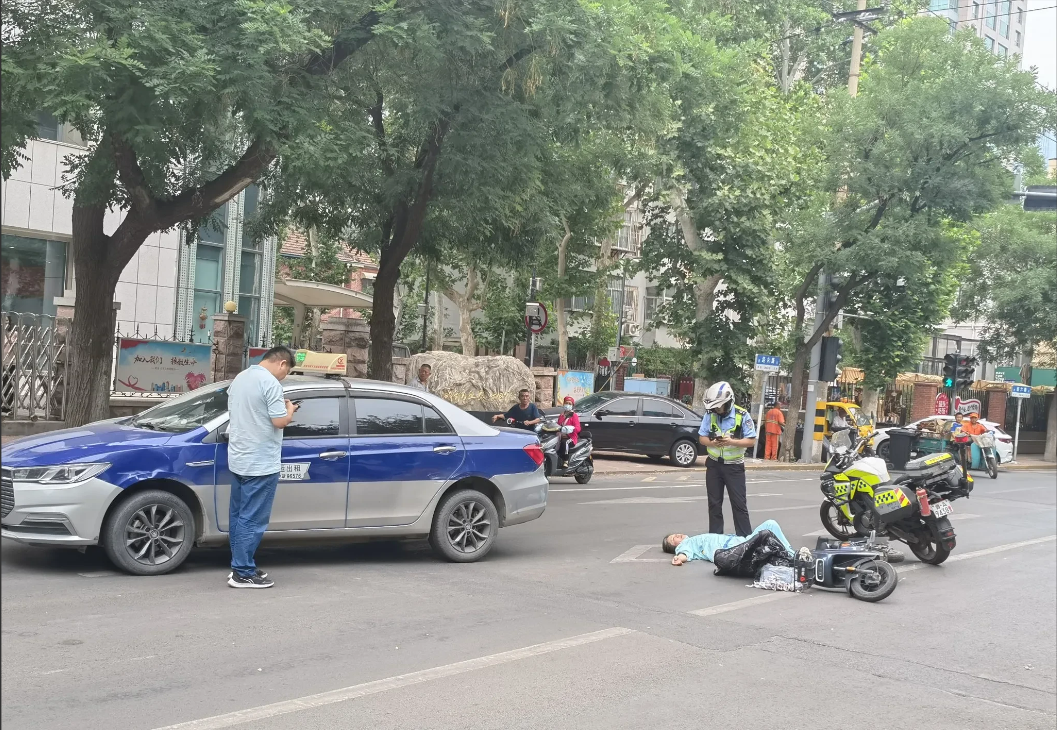 今天下午两点半左右，在济南经六路血液中心（按摩医院）门口的道路上，发生一起交通事