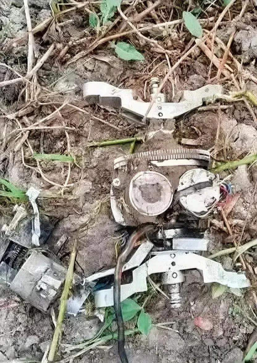家人们，今天跑山撞大运！瞅见一堆神秘零部件（见图），散在泥土地上。像阀门？像无人