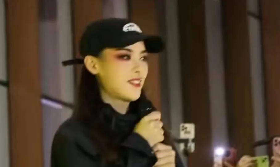陈丽君道歉了，整件事情里最让人生气的不是她，是各种解读宝二爷，说他是长子长孙没错