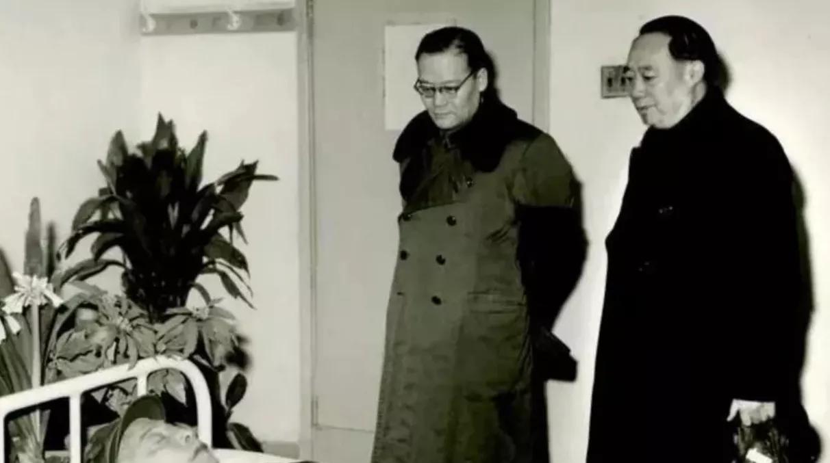 1972 年1月7日，汪东兴与纪登奎来到了陈毅的遗体前，默哀，送别老战友！人民深
