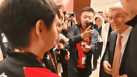 众目睽睽之下，孙颖莎落落大方，向巴赫要联系方式！
真是再大的场合也吓不到莎莎，妥