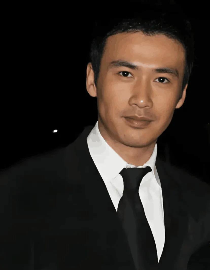 没有美颜，没有滤镜，没有化妆，但他能帅得惊艳。其实他第一眼并不是特别的出众，不过