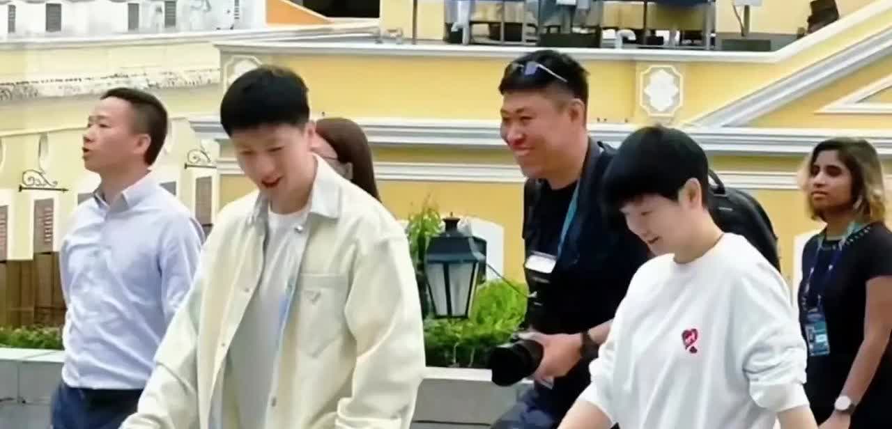 孙颖莎和马龙在一起，
就是乖乖女，
又安静又听话，
像马龙的小妹妹。
莎