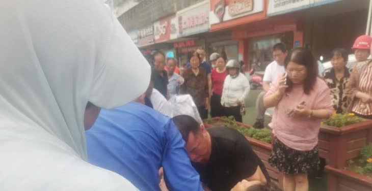 暖心！女子胸痛躺倒在地，通州五接城管紧急救助
“忽然我听见‘咚’的一声从旁边传