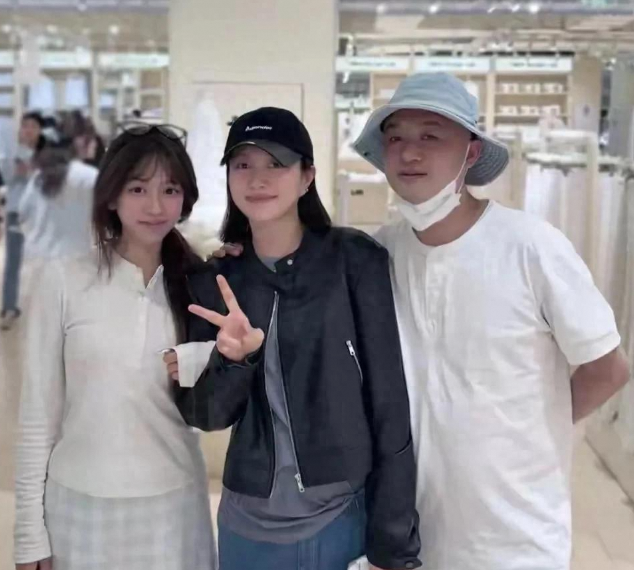 包文婧刚出月子三里屯逛街，身材恢复神速太惊艳