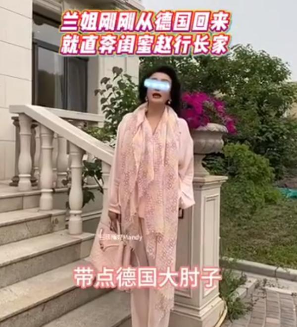 张兰改赛道和闺蜜赵行长成时尚博主了，有能力的女人闲不住啊，做什么都可以！
网友：