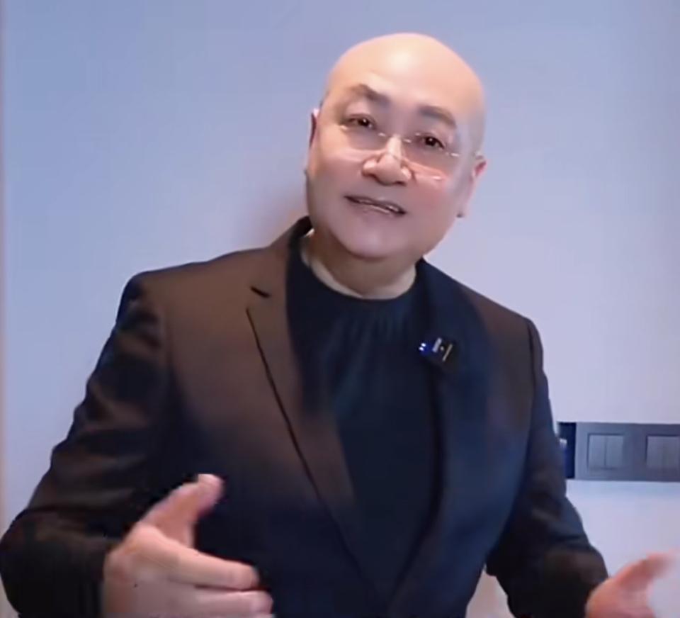 可能迟重瑞也没有想到，
他一大把年纪了，
还要出来卖房子。
当迟重瑞身着西装，字