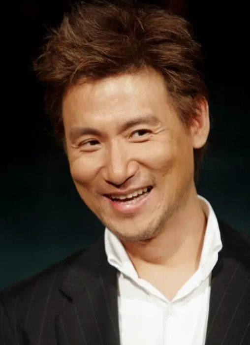 1993年，张学友拍摄《东成西就》期间，拿到了50w片酬，可是被刘嘉玲，张国荣叫