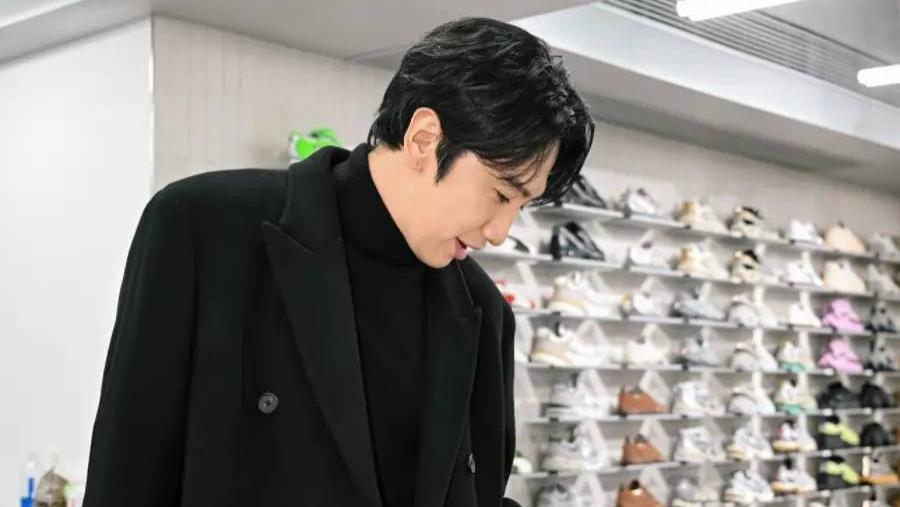 李光洙十年首返上海！安福路为MUSINSA站台，暖心叮嘱粉丝防感冒